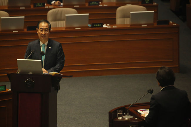 7일 국회에서 열린 경제분야 대정부 질문에서 서영교 의원의 질의에 한덕수 국무총리가 답변하고 있다.