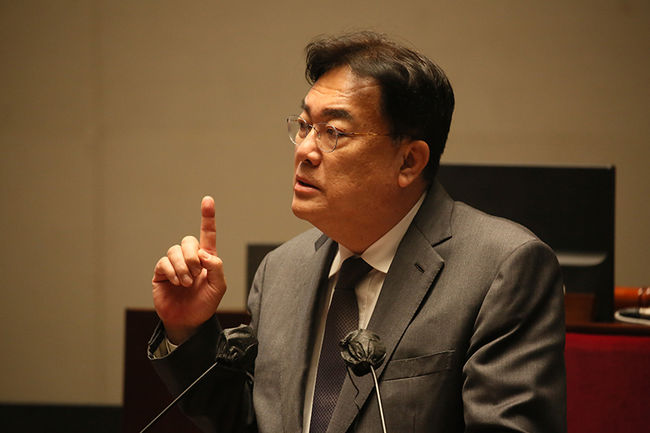 정진석 비상대책위원장(이하 비대위원장)이 24일 오후 국회 본회의실에서 열린 국민의힘 의원총회에 참석해 모두발언을 하고 있다.