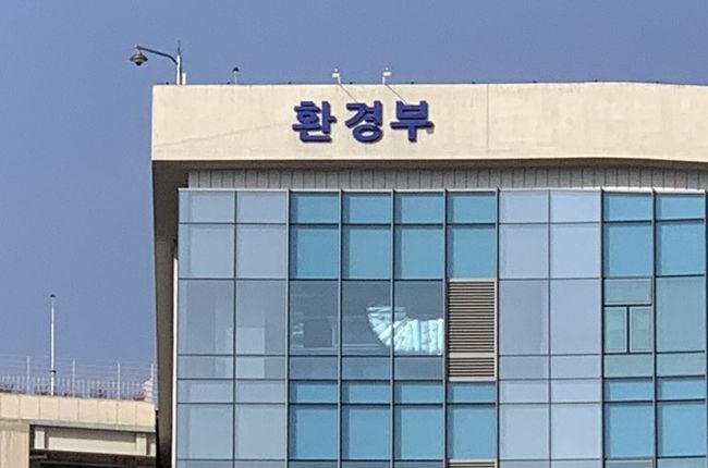 환경부는 올해 1월 18일 가뭄 `관심` 단계에 진입했던 낙동강권역 3곳 댐(안동댐, 임하댐, 영천댐)이 2월 12일 오전 11시를 기준으로 가뭄 `주의` 단계로 격상했다고 밝혔다.