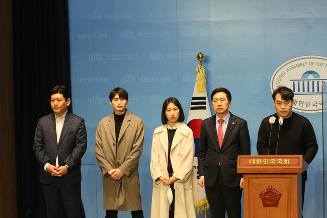 국민의힘 당권주자인 김기현 의원이 8일 서울 여의도 국회 소통관에서 열린 국민의힘 전당대회 관련 전직 20대 대선 청년보좌역 지지 선언 기자회견에 참석했다.