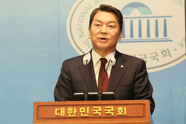 국민의힘 안철수 당 대표 후보가 3일 국회 소통관 긴급 기자회견을 하고 있다.