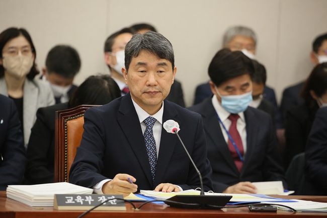 이주호 부총리 겸 교육부 장관이 16일 여의도 국회에서 열린 교육위 전체회의에 참석했다.