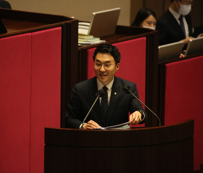김남국 의원이 8일 서울 여의도 국회에서 열린 교육 · 사회 · 문화 대정부질문에 참석했다.