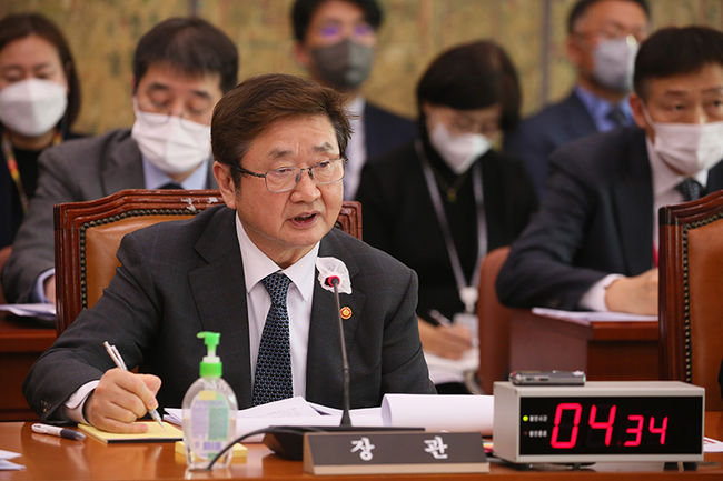 22일 오후 국회에서 열린 문화체육관광위원회 전체회의에서 박보균 문화체육관광부 장관이 의원들의 질의에 답변하고 있다.