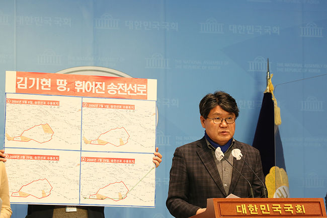 6일 오전 국회 소통관에서 열린 `국민의힘 김기현 의원 재산 형성 과정 의혹 기자회견`에서 김기현 의원 땅투기 및 토착 · 토건비리 의혹 진상조사 TF가 김기현 후보의 해명을 요구하고 있다.