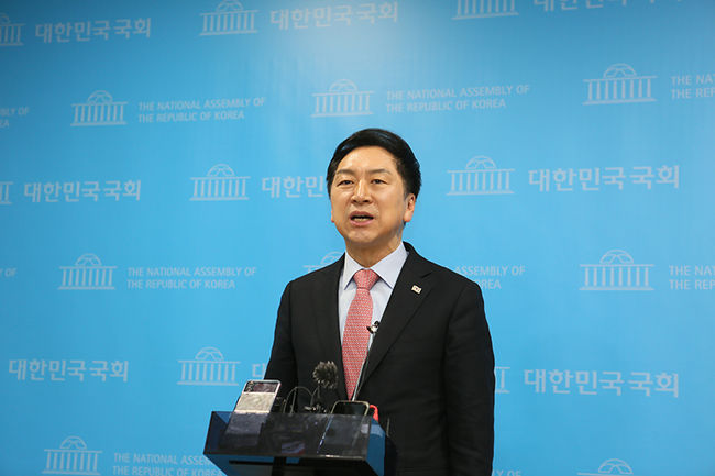 2일 오전 국회 소통관에서 열린 `국민의힘 책임당원협의회 김기현 당대표 후보 지지선언 기자회견`에서 김기현 후보가 기자들의 질의에 답변하고 있다.