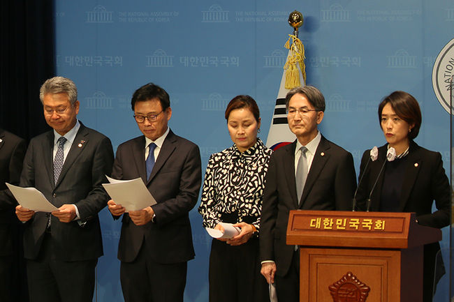 29일 오전 국회 소통관에서 열린 `윤석열 정권 공영방송 장악 관련 방통위 표적수사 규탄 기자회견`에서 더불어민주당 언론자유대책특별위원회 · 과학기술정보방송통신위원회(이하 위원회) 위원들이 기자회견을 진행하고 있다.