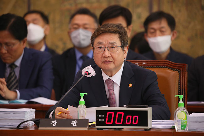 9일 오후 국회에서 열린 `문화체육관광위원회(이하 문체위) 전체회의`에서 박보균 문화체육관광부 장관이 의원들의 질의에 답변하고 있다.