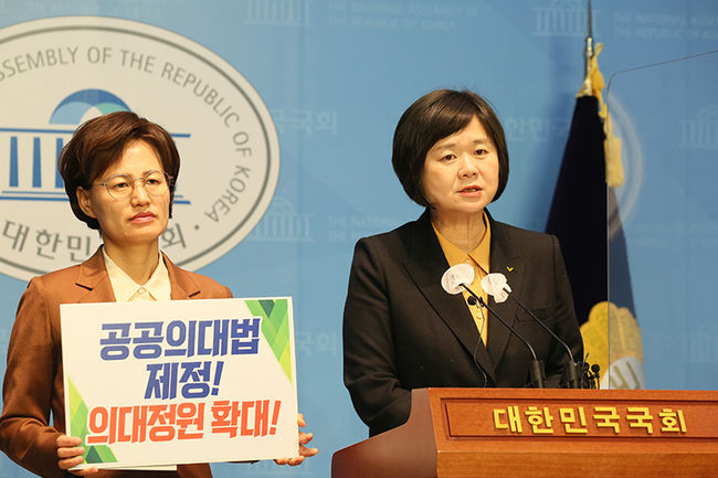 6일 오전 국회 소통관에서 열린 `노동 · 시민사회 · 정당 의사인력 확충 관련 공동활동 선포 합동 기자회견`에서 정의당 이정미 의원이 발언하고 있다.