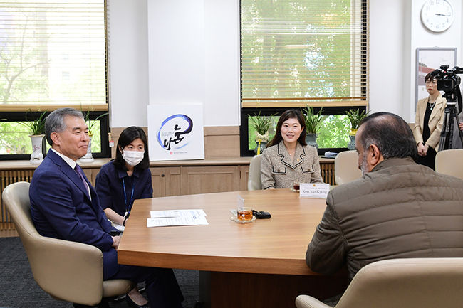 구미경 시의원이 지난 4월 24일 자말 알 하이(Jamal Al Hai) 아랍에미레이트 두바이 공항 부회장을 접견하고 있는 모습(사진=서울시의회 제공)