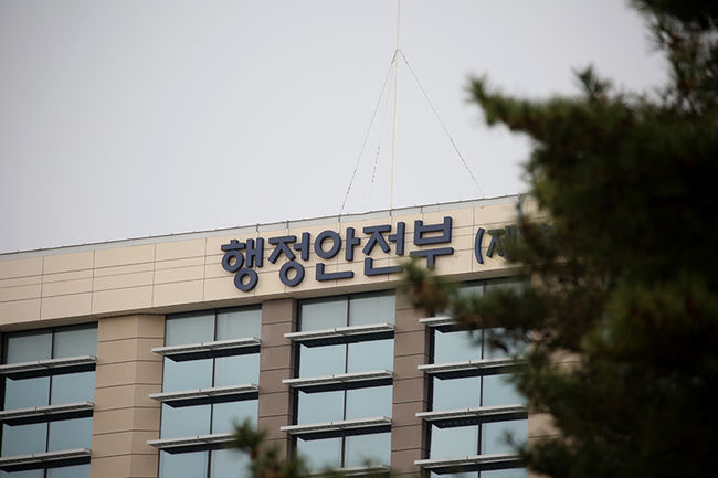 행정안전부는 4월 24일 14시에 중앙부처, 자치단체, 공공기관 등 총 200여기관이 참석한 가운데, 정부세종청사에서 `위기관리 표준매뉴얼 개정을 위한 설명회`를 개최한다.