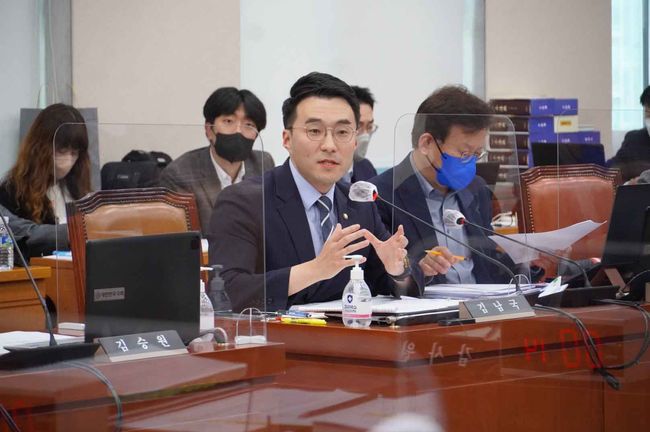 더불어민주당 김남국 국회의원은 25일 이같은 내용의 <국민건강증진법 일부개정법률안>과 <도로교통법 일부개정법률안>을 대표발의 했다고 밝혔다.