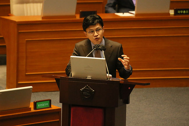 5일 오후 국회에서 열린 교육 · 사회 · 문화 분야 대정부질문에서 한동훈 법무부 장관이 의원들의 질의에 답변하고 있다.