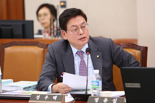 정우택 국회부의장이 26일 `지방세기본법 일부개정법률안`을 대표발의했다.