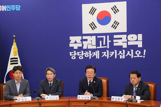 21일 오전 국회 본청 당대표회의실에서 열린 `평화 · 안보대책위원회 제5차 전체회의`에서 이 대표가 발언하고 있다.