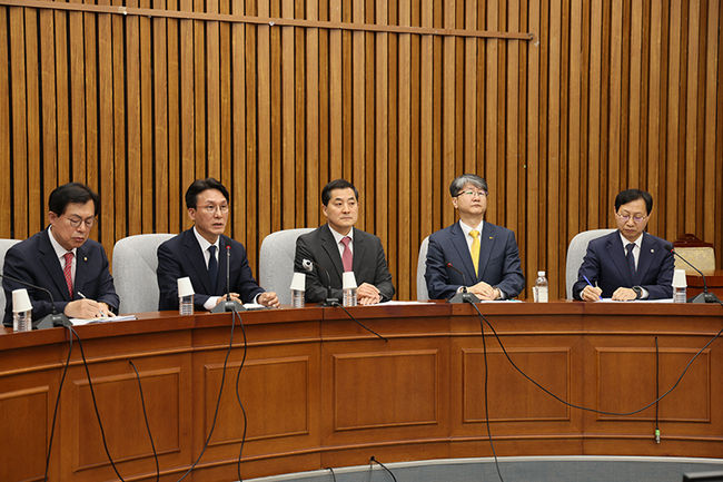 21일 오전 국회에서 열린 `전세사기 대응 3당 정책위의장 회동`에서 여야 3당 정책위의장들이 모여 전세사기 대책 마련에 대해 논의하고 있다.(왼쪽부터 순서대로 이만희 국민의힘 수석부의장, 김민석 더불어민주당 정책위의장, 박대출 국민의힘 정책위의장, 김용신 정의당 정책위의장, 김성주 더불어민주당 수석부의장)