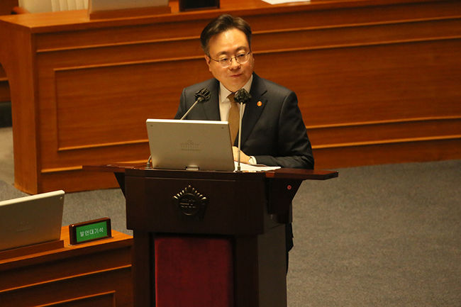 5일 국회에서 열린 교육 · 사회 · 문화 분야 대정부질문에서 조규홍 보건복지부 장관이 의원들의 질의에 답변하고 있다.