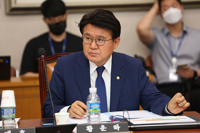 황운하 의원이 24일 공인탐정업의 관리에 관한 법률 제정안을 대표발의했다.