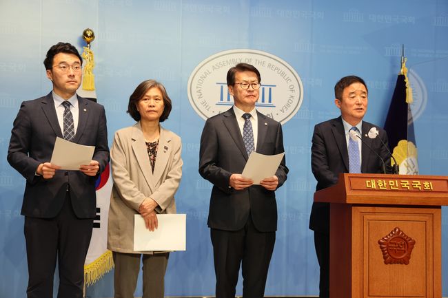 진상조사단은 11일 서울 여의도 국회 소통관에서 `법무부 인정단 방문 결과 발표 기자회견`을 열었다.