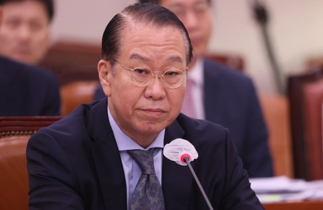 권영세 통일부 장관이 24일 국회에서 열린 외교통일위원회 전체회의에서 질의에 답변하고 있다.