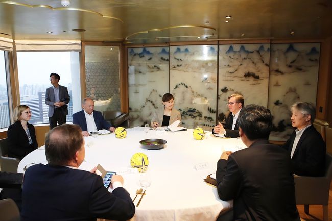 광명갑 임오경 국회의원이 5월30일 열린 한-폴란드 의원친선협회 대표단 환영 만찬에서 `폴란드 내 기아 전기차 인프라 구축 확대 및 군용차량 비즈니스 진출` 협력을 요청했다.