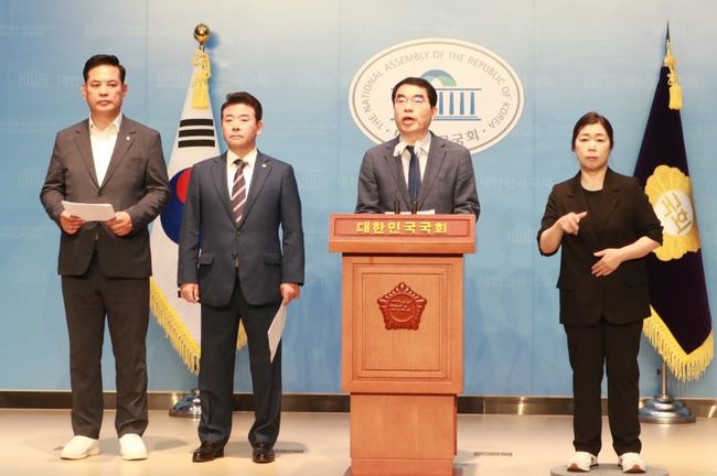 더불어민주당 박정(경기파주을), 양기대(경기광명을), 박영순(대전대덕구) 의원은 21일 국회 소통관에서 공동 기자회견을 열고, 정부에 7광구 문제에 대해 적극적인 대책을 마련하라고 촉구했다.