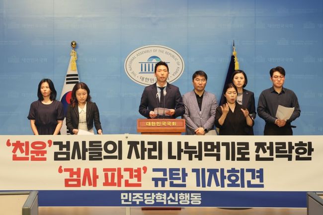 이정헌 전 Jtbc 아나운서가 7일 오후 서울 여의도 국회에서 열린 민주당혁신행동의 기자회견에서 정부 주요기관에 대한 `검사 파견` 을 규탄하는 발언을 하고 있다.