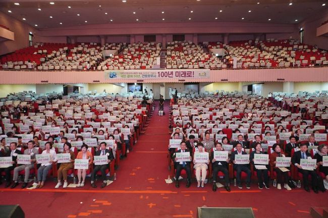 창립 50주년을 맞이한 대한간호조무사협회(회장 곽지연)가 20일 세종대학교 대양홀에서 `창립 50주년 기념식`과 `간호조무사 아카데미`를 열고 100년 미래로 도약을 다짐했다.