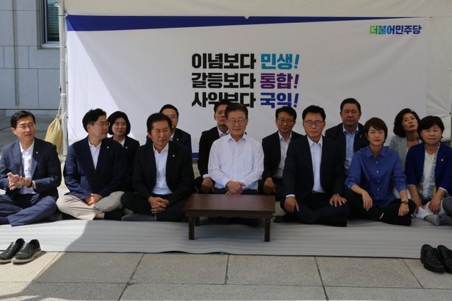 2023년 8월 31일 이재명 당대표와 지도부가 국회본청 앞 투쟁천막에서 단식투쟁을 하고있다.