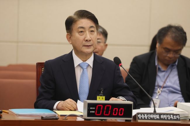 이동관 방송통신위원장 후보자가 18일 국회에서 열린 인사청문회에서 의원 질의를 듣고 있다.