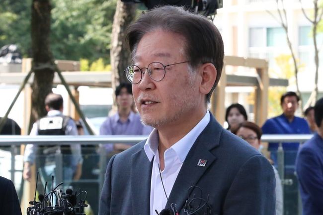 더불어민주당 이재명 대표가 `쌍방울 그룹 대북 송금` 의혹 관련 조사를 받기 위해 12일 오후 수원지방검찰청으로 출석하고 있다.