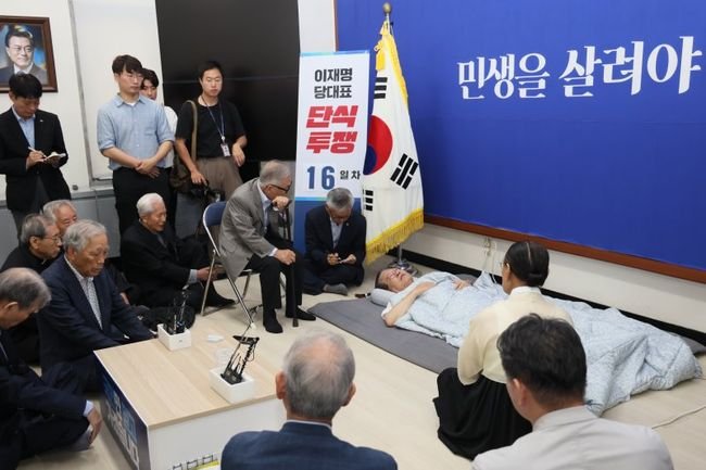 지난 15일, 단식 투쟁 16일차인 더불어민주당 이재명 대표가 국회 당대표실에 누워서 종교계 및 시민사회단체 원로를 만나고 있다.