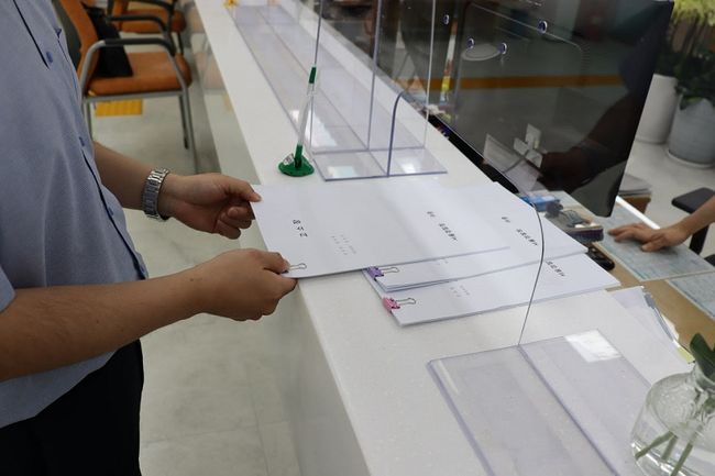 윤미향 의원이 8일, 국민의힘 강민국 · 이용 · 태영호 의원에 대한 고소장을 접수하고 있다.