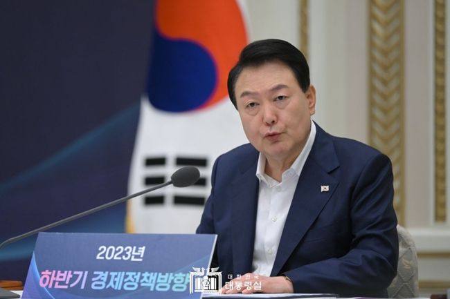 윤석열 대통령의 국정 지지율이 소폭 내렸다는 여론조사 결과가 25일 발표됐다.