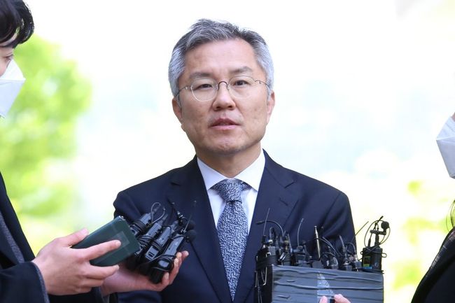 조국 전 법무부 장관의 아들에게 허위 인턴확인서를 써준 혐의로 대법원에서 유죄가 확정되어 위원직을 상실한 더불어민주당 최강욱 의원