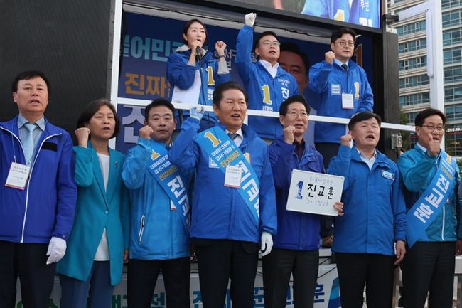 더불어민주당 진교훈 강서구청장 보궐선거 후보가 선거를 하루 앞둔 10일 오후 서울 강서구를 돌며 막바지 유세를 하고 있다.
