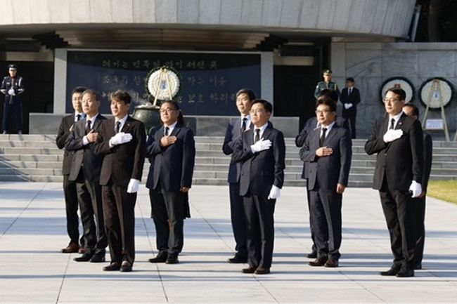 진교훈 서울 강서구청장(오른쪽 세 번째)이 12일(목) 당선 후 첫 공식 일정으로 서울국립현충원을 찾아 국기에 대한 경례를 하고 있다.