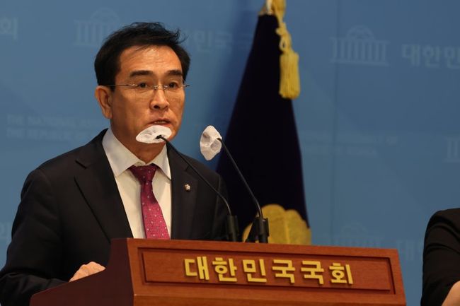 태영호 국민의힘 의원이 13일 국회 정론관에서 기자회견을 열고 대규모 탈북민 강제북송 사태에 대해 싱하이밍 주한중국대사를 당장 초치하고 강력 항의해야 한다고 주장했다.