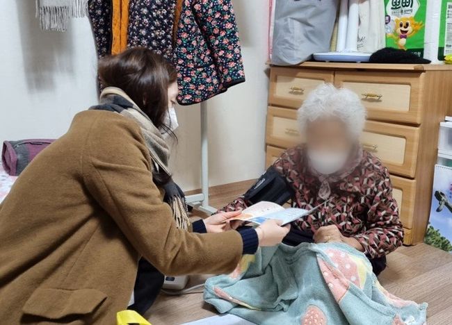 방문간호사가 어르신 가정을 방문해, 안부를 확인하고 겨울철 응급상황에 대비한 예방교육을 실시하고 있다.