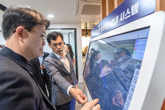 지난 4월 개소한 공항소음대책 종합지원센터에서 실시간 항로정보 안내 시스템을 점검중인 이기재 양천구청장