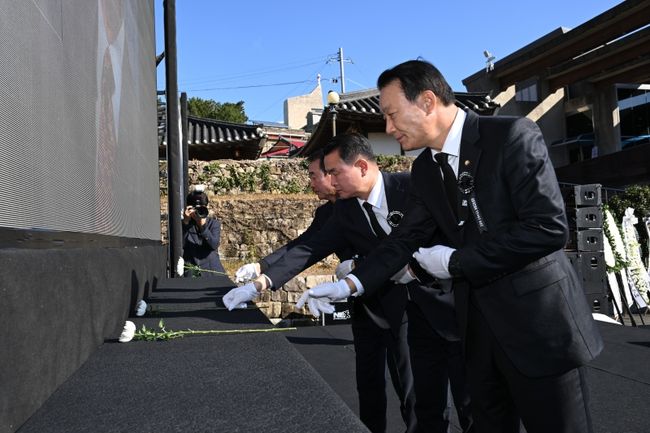 김영삼 전 대통령 서거 8주기 추모식이 22일 고향인 거제시 장목면 대계마을에서 열렸다.