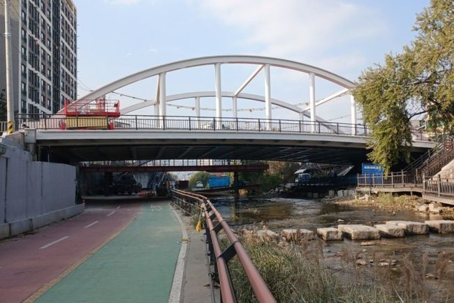 1970년 우이천 위에 지어진 `장월교`가 50여 년 만에 철거되고, 교각 없는 아치교로 재탄생했다.