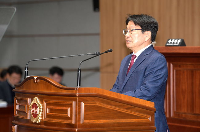 강기정 광주광역시장이 28일 오전 시의회 본회의장에서 열린 제321회 제2차 정례회 제3차 본회의에 참석해 2024년도 광주광역시 일반 및 특별회계 세입‧세출예산안 제출에 따른 시정연설을 하고 있다.