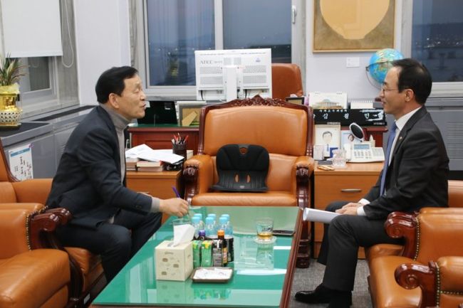 국회 교육위원장 김철민 의원이 29일 오후 국토교통부 김오진 1차관을 만나 특별법 적용 대상에 안산시도 포함시켜 줄 것을 요청했다.