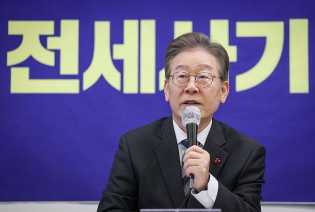 이재명 더불어민주당 대표가 지난 13일 부산 수영구에 위치한 한 카페에서 부산지역 전세사기 피해자들과 간담회를 하고 있다.