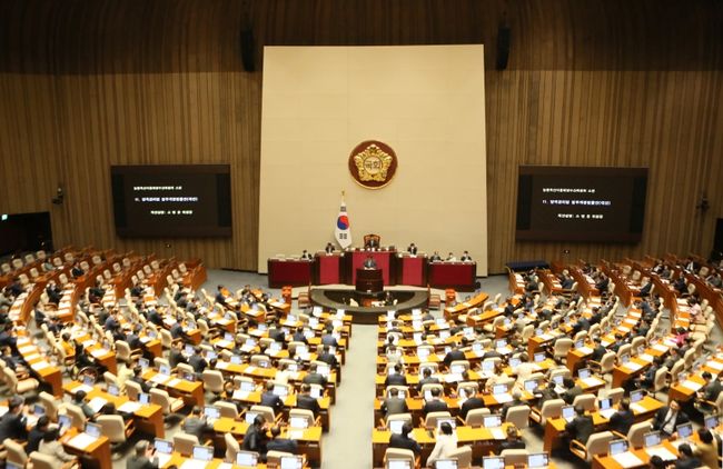 국회는 9일 제411회국회(임시회) 제4차 본회의에서 총 101건의 법률안을 처리했다.
