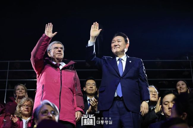 윤석열 대통령은 지난 19일 저녁 강릉 스피드스케이팅경기장에서 열린 `2024 강원 동계청소년올림픽`개회식에 참석해 개회를 선언하고 전 세계 청소년들의 멋진 경쟁을 응원했다.