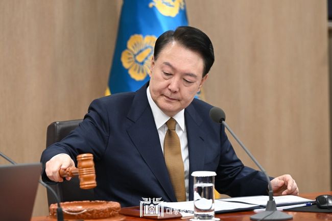 윤석열 대통령이 지난 1월 9일 2024년도 제3회 국무회의를 주재하고 있다.
