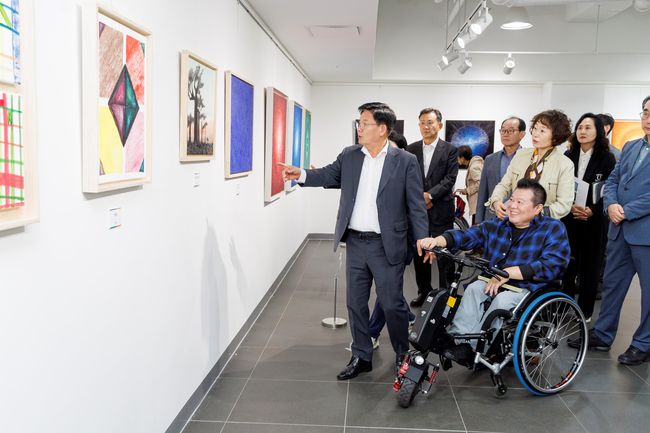 지난해 10월 마포장애인종합복지관에서 열린 장애인 작품 전시회에서 박강수 구청장이 작품을 감상하고 있다