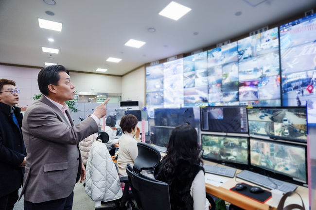 이재준 시장이 10일 수원시 도시안전통합센터에서 교통 상황을 살펴보고 있다.